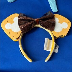 🖤NWOT🔺Disney Gold and Brown Pretzel Ears Headband